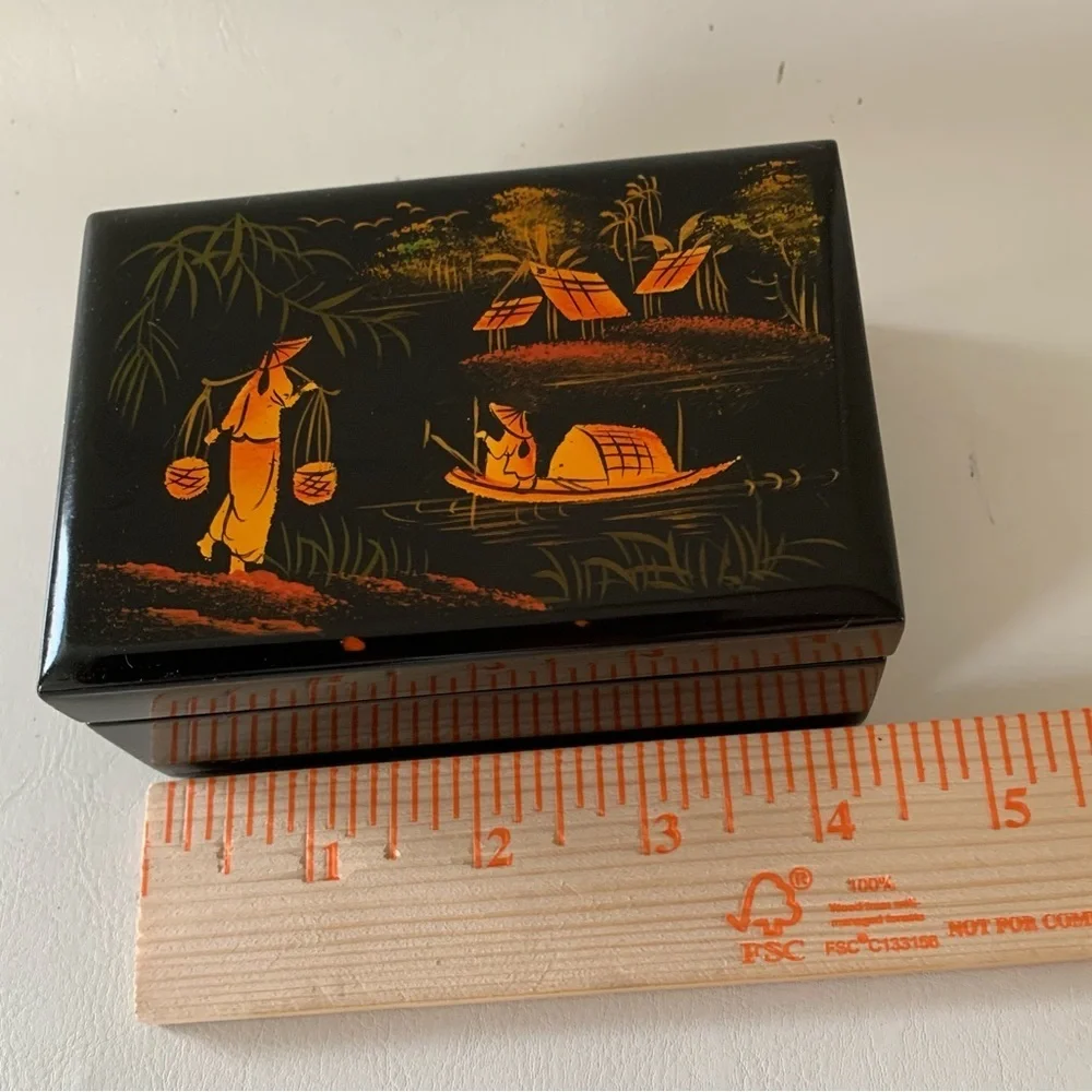 Vintage  Lacquered jewelry box with a mirror 2/4.5/3”